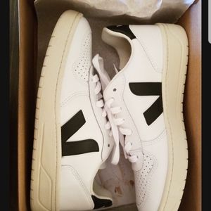 Women's Veja V-10 Leather White-Black Size 37